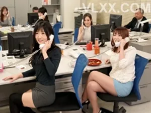 Thấy cô giáo vú đẹp tự sướng trong phòng thay đồ, cậu sinh viên làm liều
