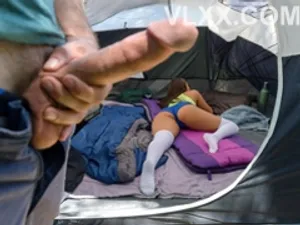 Anh chàng đeo kính đã trả rất nhiều tiền để quan hệ với một cô gái trẻ bên ngoài và quan hệ với anh trai mình...