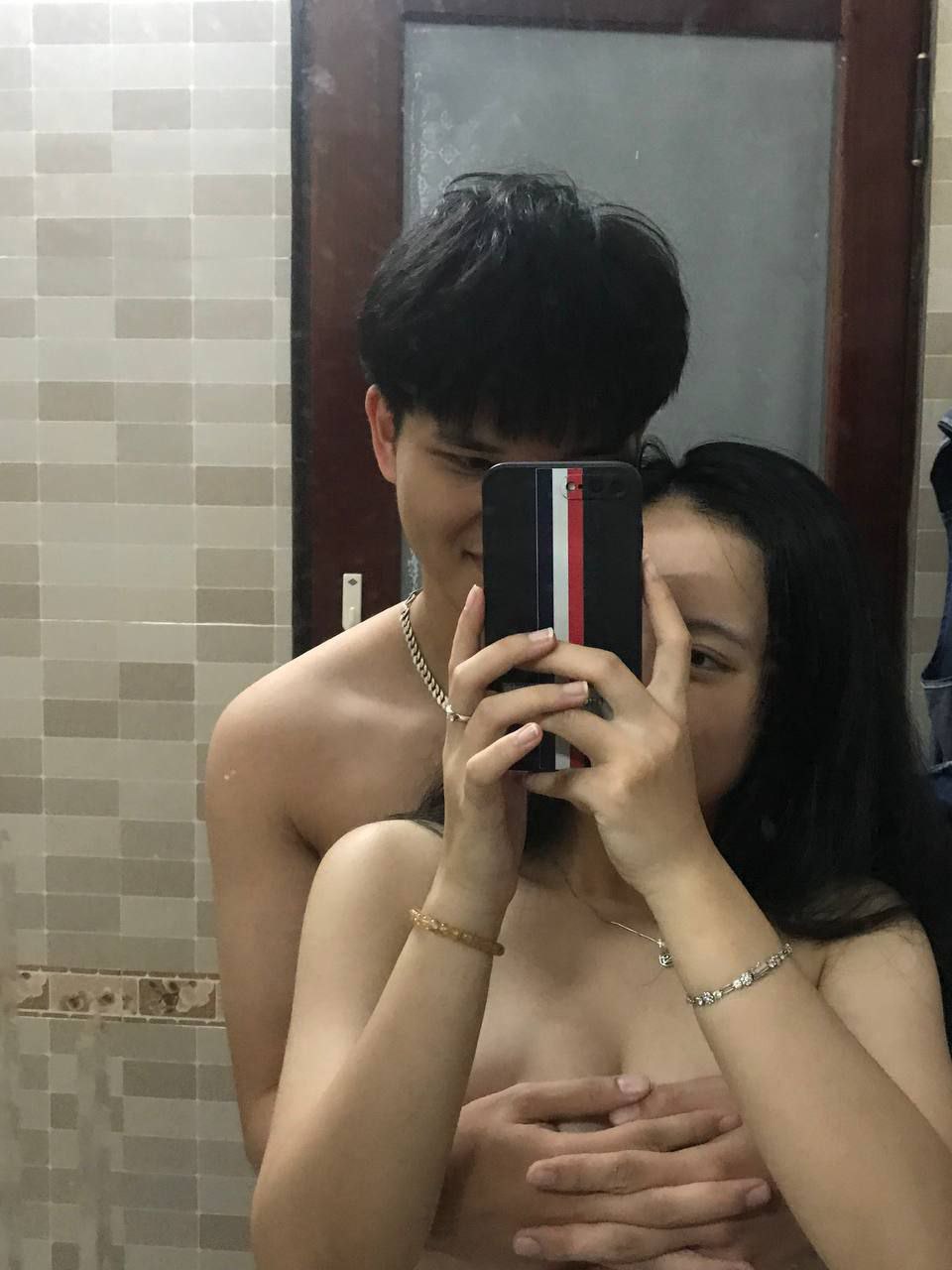 Bố má đi vắng, em kế ở nhà rủ anh trai chơi trò giả làm vợ yêu chồng